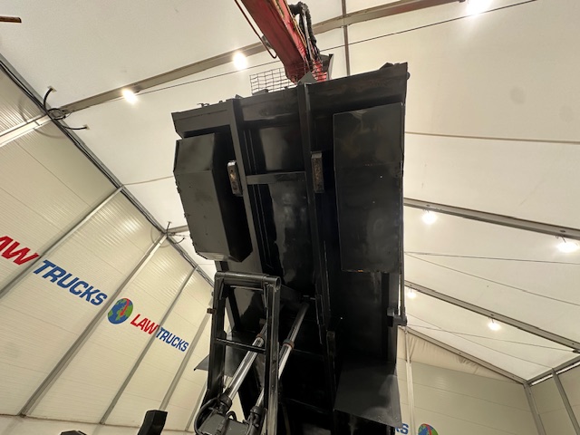 Volvo FM 370 8×4 Steel Tipper Grab