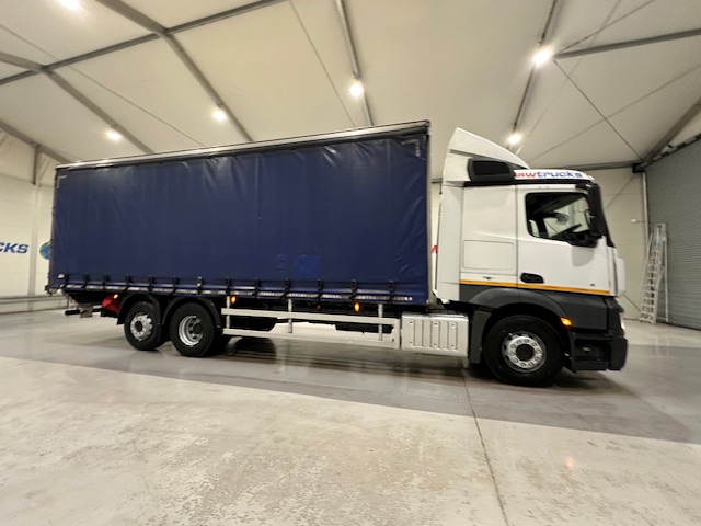 Mercedes Actros 2530 6×2 Sleeper Cab Curtainsider