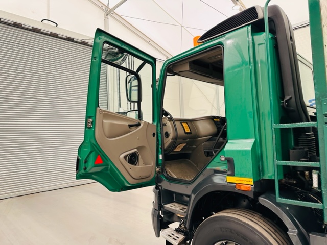 DAF CF75 310 Rear Lift Day Cab Dropside Brick Grab