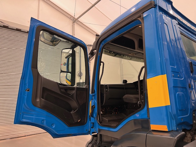 Mercedes Arocs 1824 Day Cab Skip Loader
