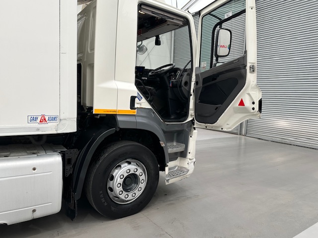 DAF CF 290 6×2 Rear Steer Fridge Box