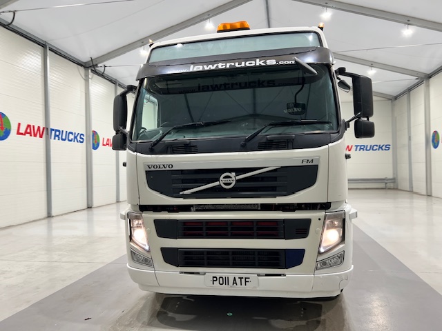 Volvo FM 330 6×2 Rear Lift Sleeper Cab Flatbed