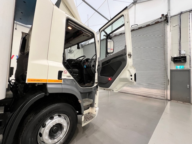 DAF CF 290 6×2 Rear Steer Fridge Box