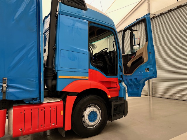 Mercedes Actros 2530 Rear Lift Sleeper Cab Curtainsider