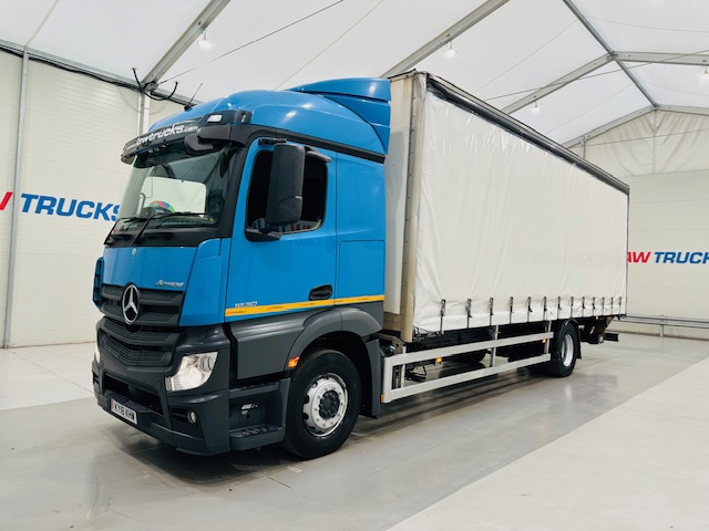 Mercedes Actros 1830 Sleeper Curtainsider Box Van