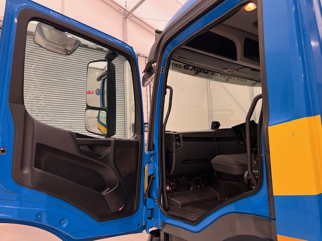 Mercedes Arocs 1824 Day Cab Skip Loader