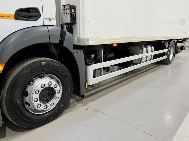 Mercedes Antos 1827 Day Cab Fridge Box