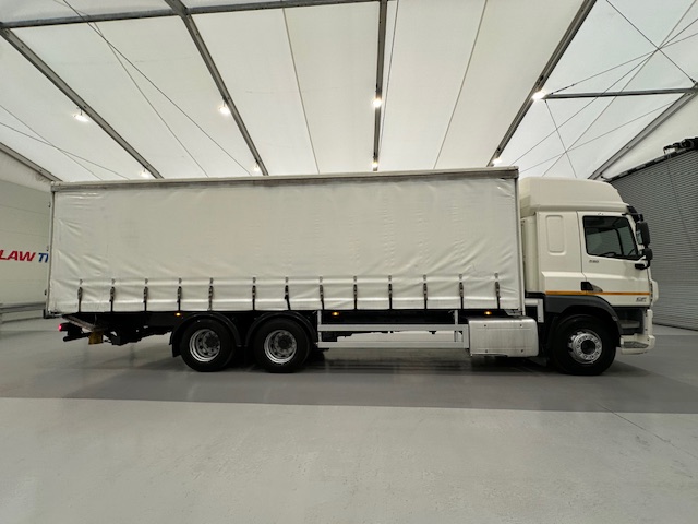 DAF CF 330 6×2 10 Tyre Sleeper Cab Curtainsider