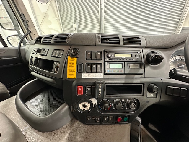 DAF CF 290 6×2 Rear Steer Fridge Box