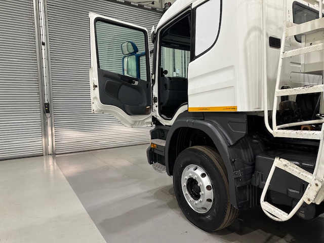 Scania P400 8×4 Sleeper Cab Tipper Manual