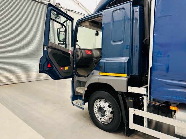 DAF CF 250 4×2 Sleeper Cab Curtainsider