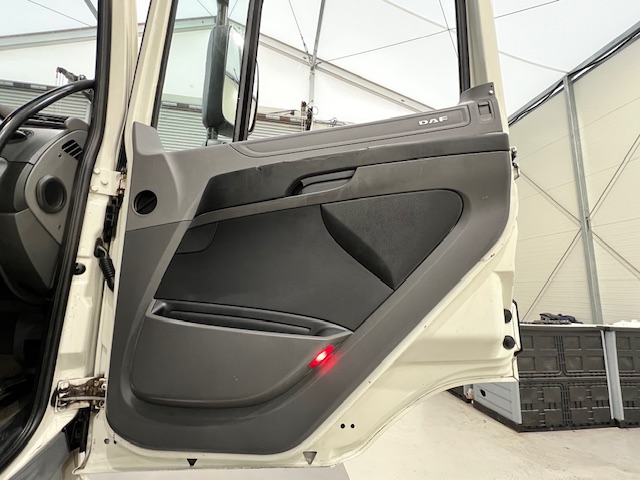 DAF CF 290 6×2 Rear Steer Fridge Box