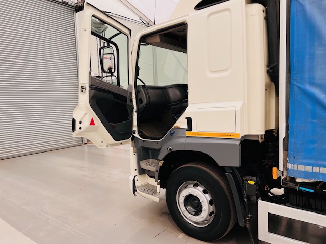 DAF CF 220 4×2 Sleeper Cab Curtainsider