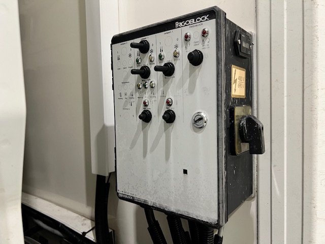Mercedes Antos 1827 Day Cab Fridge Box