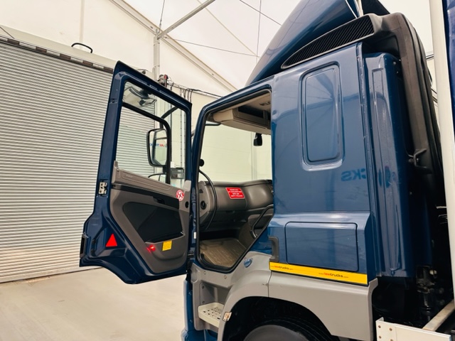 DAF CF 250 4×2 Sleeper Cab Curtainsider
