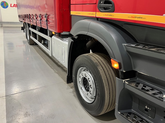 Mercedes Actros 2533 6×2 Sleeper Cab Curtainsider