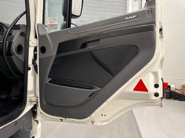 DAF CF 290 6×2 Rear Steer Fridge Box