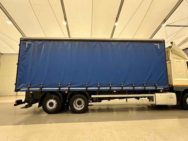 DAF CF 330 6×2 Rear Lift Sleeper Cab Curtainsider