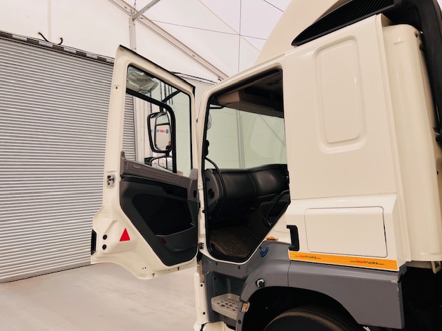 DAF CF 220 4×2 Sleeper Cab Curtainsider