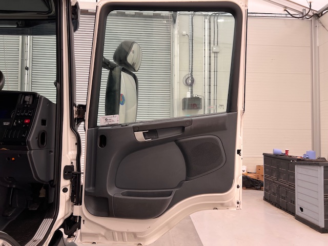 Scania P250 4×2 Sleeper Cab Box Van Manual