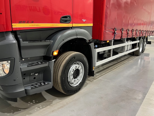 Mercedes Actros 2533 6×2 Sleeper Cab Curtainsider
