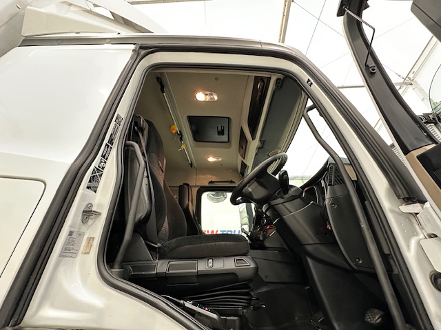 Mercedes Actros 1824 4×2 Sleeper Cab Box Van