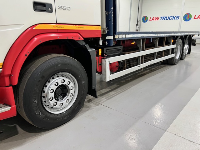 Volvo FM 330 6×2 Rear Lift Sleeper Cab Flatbed