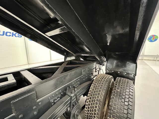 Volvo FM 370 8×4 Steel Tipper Grab