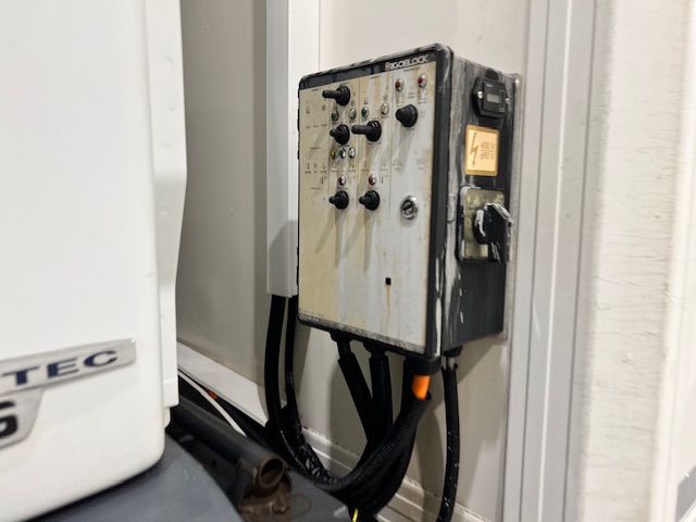 Mercedes Antos 1827 Day Cab Fridge Box