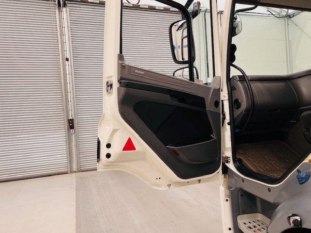 DAF CF 220 4×2 Sleeper Cab Curtainsider