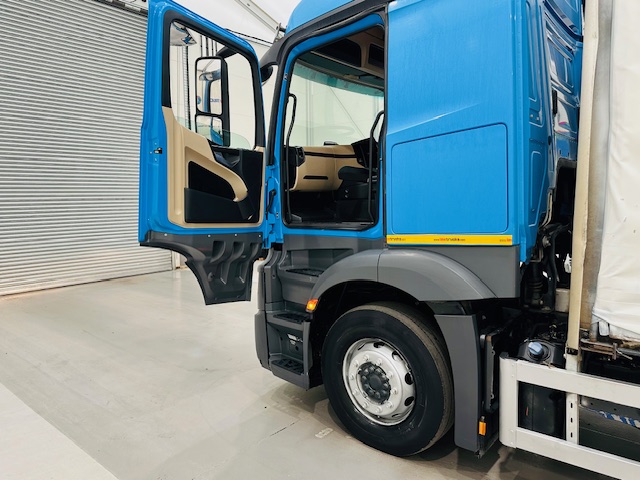 Mercedes Actros 1830 Sleeper Curtainsider Box Van