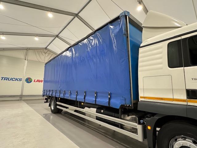 MAN TGM 18.250 4×2 Sleeper Cab Curtainsider