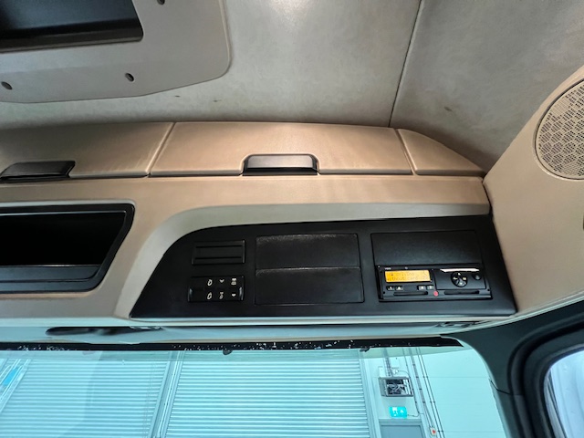 Mercedes Actros 1824 4×2 Sleeper Cab Curtainsider