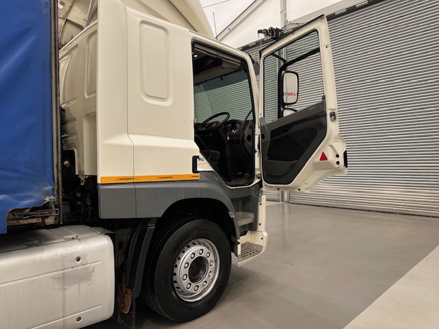 DAF CF 330 6×2 Rear Lift Sleeper Cab Curtainsider
