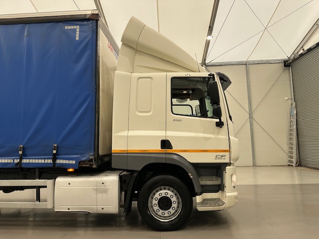 DAF CF 330 6×2 Rear Lift Sleeper Cab Curtainsider