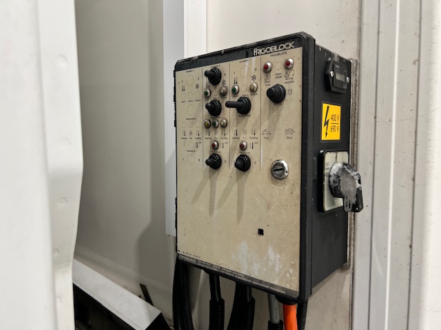 Mercedes Antos 1827 Day Cab Fridge Box