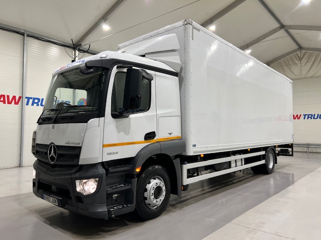 Mercedes Actros 1824 4×2 Sleeper Cab Box Van