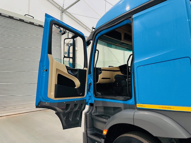 Mercedes Actros 1830 Sleeper Curtainsider Box Van