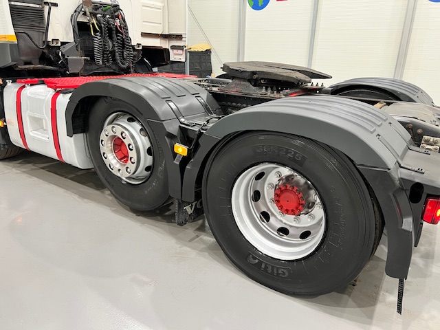 Volvo FM 450 6×2 Midlift Tractor Unit