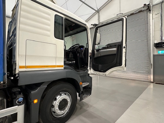 MAN TGM 18.250 4×2 Sleeper Cab Curtainsider