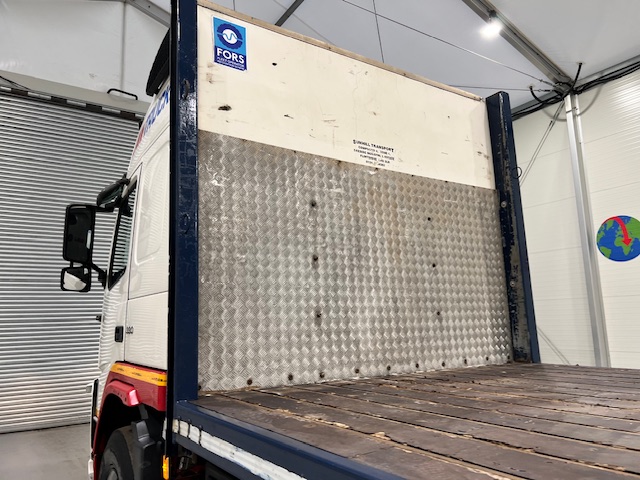 Volvo FM 330 6×2 Rear Lift Sleeper Cab Flatbed