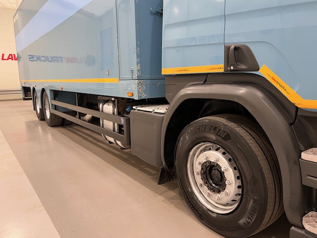 Scania P320 6×2 10 Tyre Rear Lift Insulated Box Van