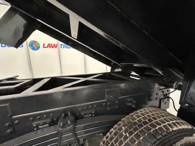 Volvo FM 370 8×4 Steel Tipper Grab