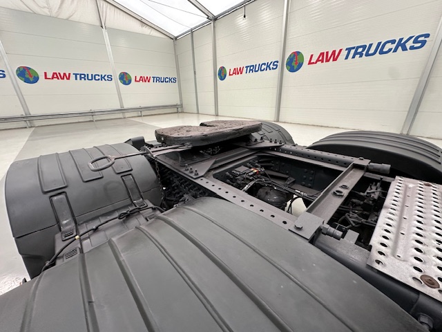Volvo FH 460 Euro 5 6×2 Tractor Unit Safari Edition