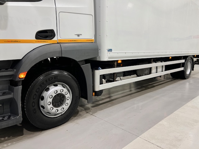 Mercedes Actros 1824 4×2 Sleeper Cab Box Van
