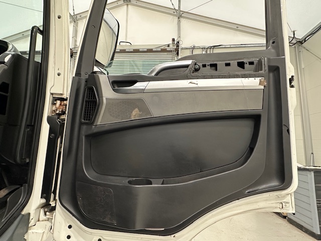 MAN TGM 18.250 4×2 Sleeper Cab Curtainsider