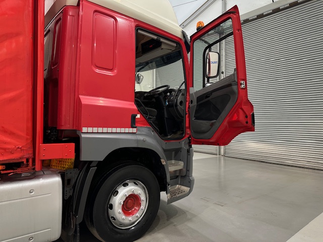 DAF CF 290 6×2 Rear Lift Sleeper Cab Curtainsider