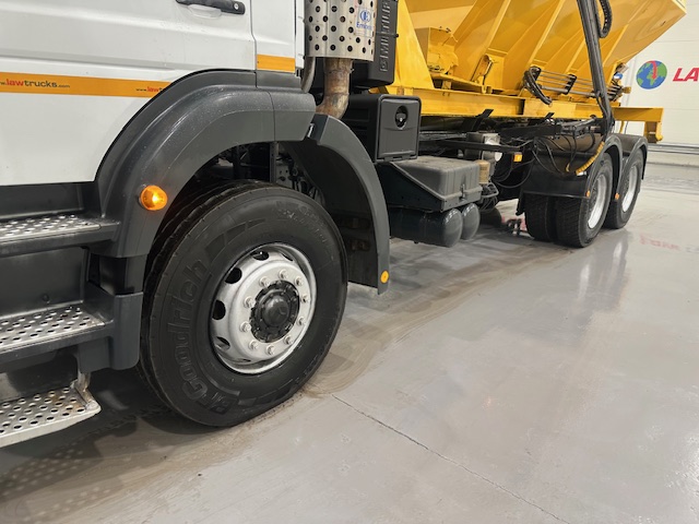 Mercedes Axor 2628 6×4 Day Cab Hookloader Gritter