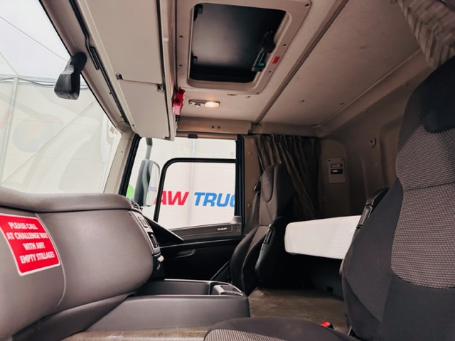 DAF CF 250 4×2 Sleeper Cab Curtainsider