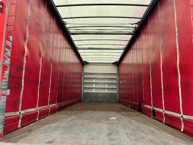 Mercedes Actros 2533 6×2 Sleeper Cab Curtainsider